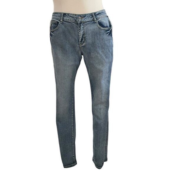 Women's Blue Jeans with Lace Detail - Picture 12 of 12